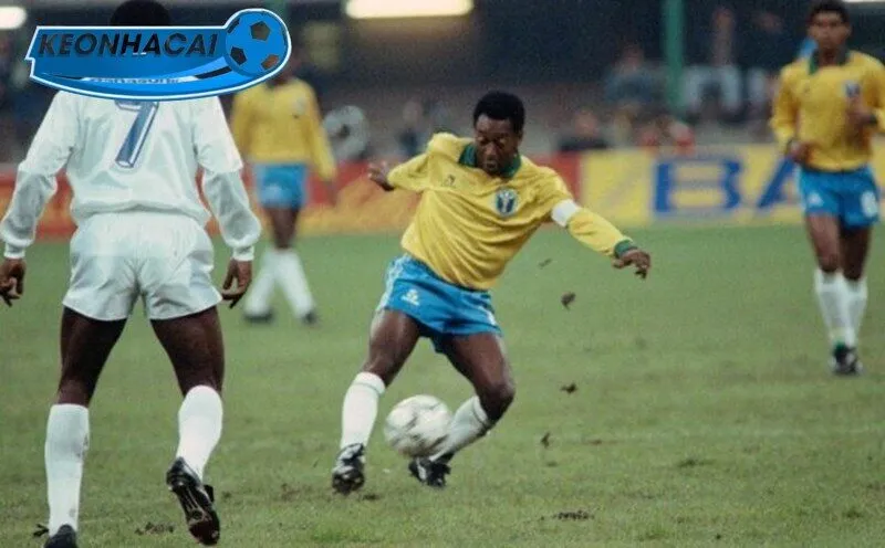 Pelé nâng cao cúp vàng World Cup 1970 cùng đội tuyển Brazil.cầu thủ vĩ đại nhất lịch sử bóng đá