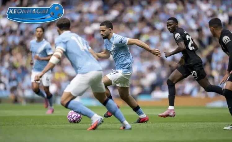 Các cầu thủ Manchester City ăn mừng bàn thắng tại sân Etihad.